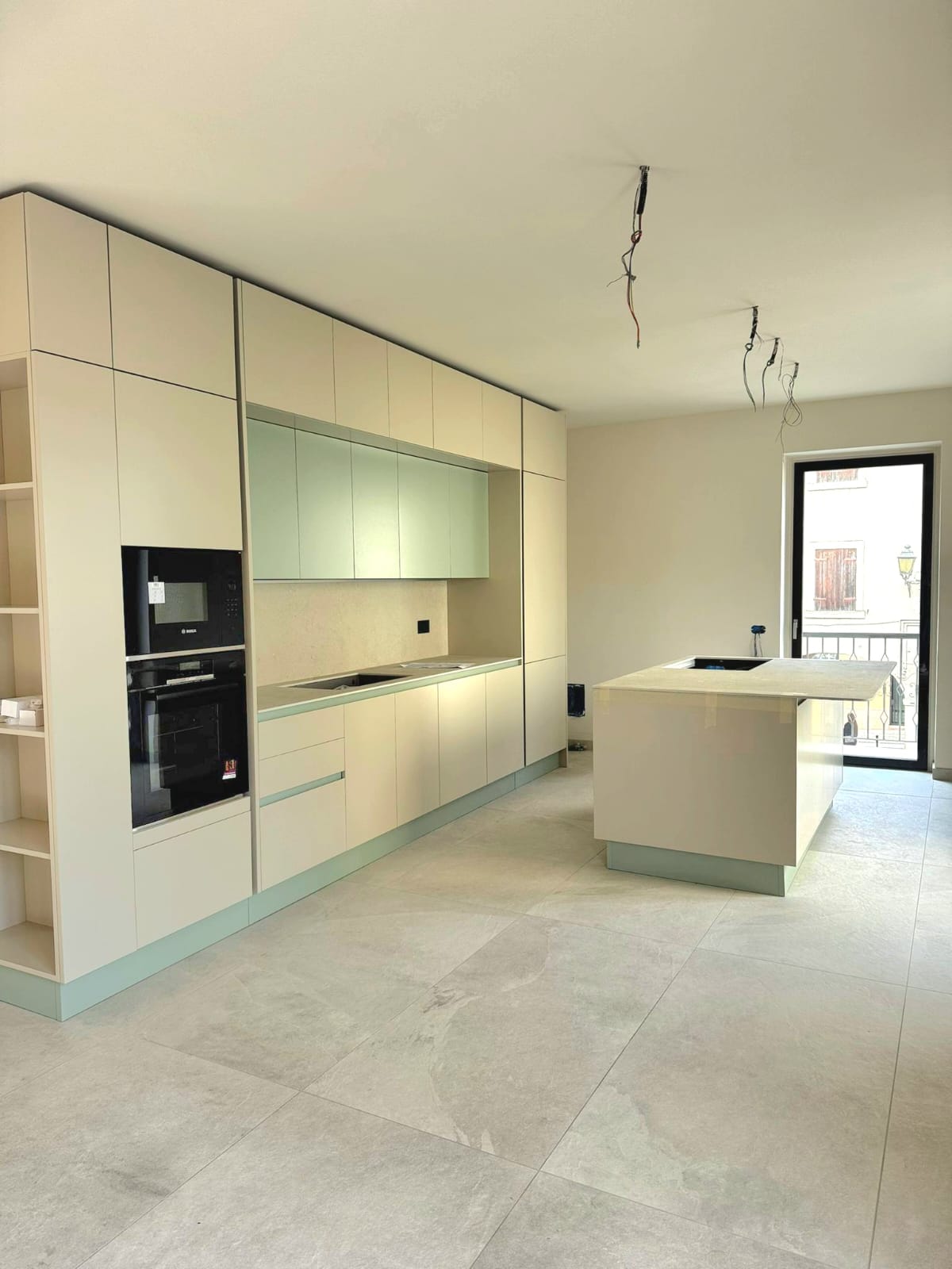 Cucina chiara con isola